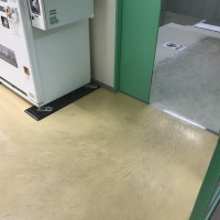 清掃前は靴のヒールマークで汚れていましたが・・・